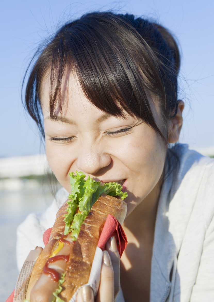 女孩假期品尝美食图片