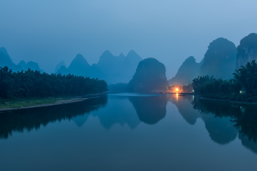 廣西漓江靜靜的夜晚風(fēng)景圖片