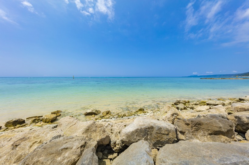 日本冲绳清澈的海水风景图片