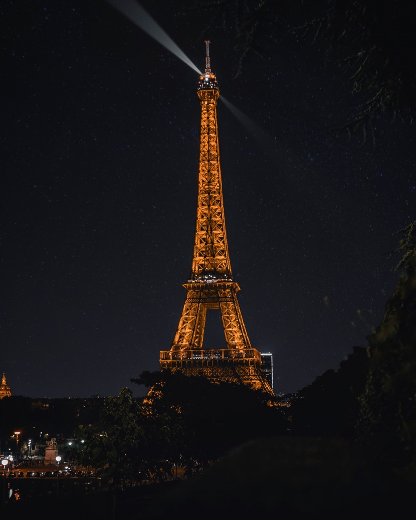 夜景下的埃菲爾鐵塔圖片