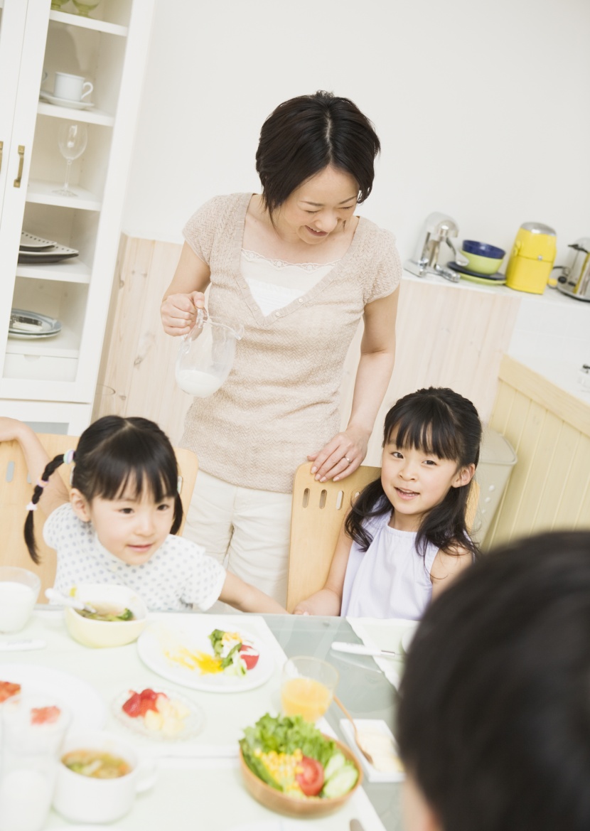 家人餐桌用餐圖片