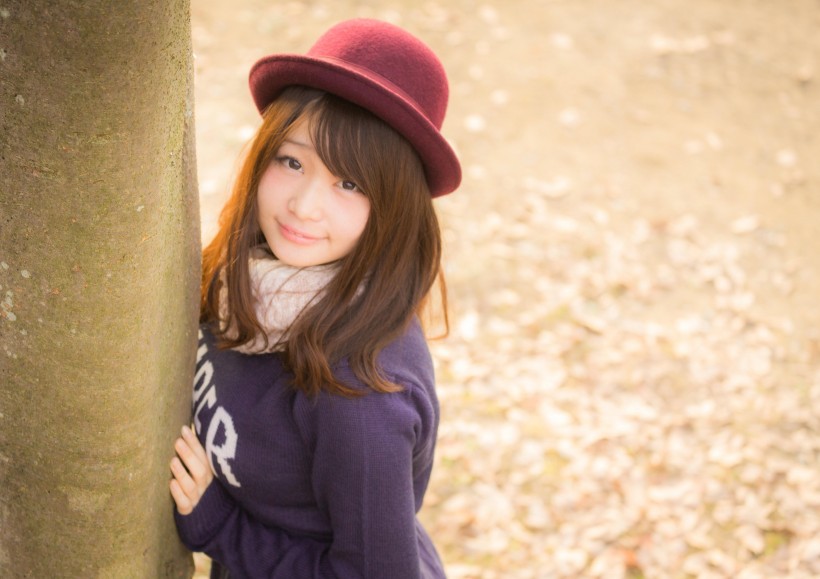 戴着紫色帽子的长发日本女孩图片