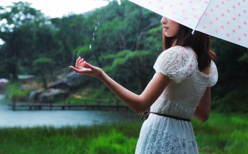 雨中的女孩图片