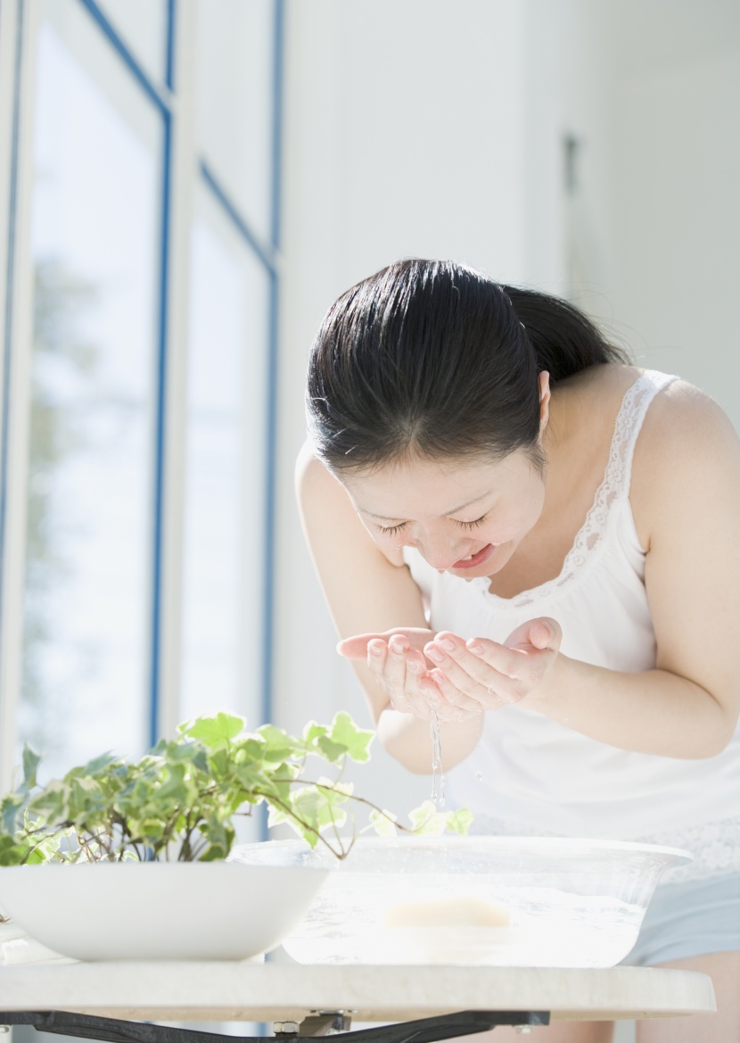 女性洗臉特寫圖片