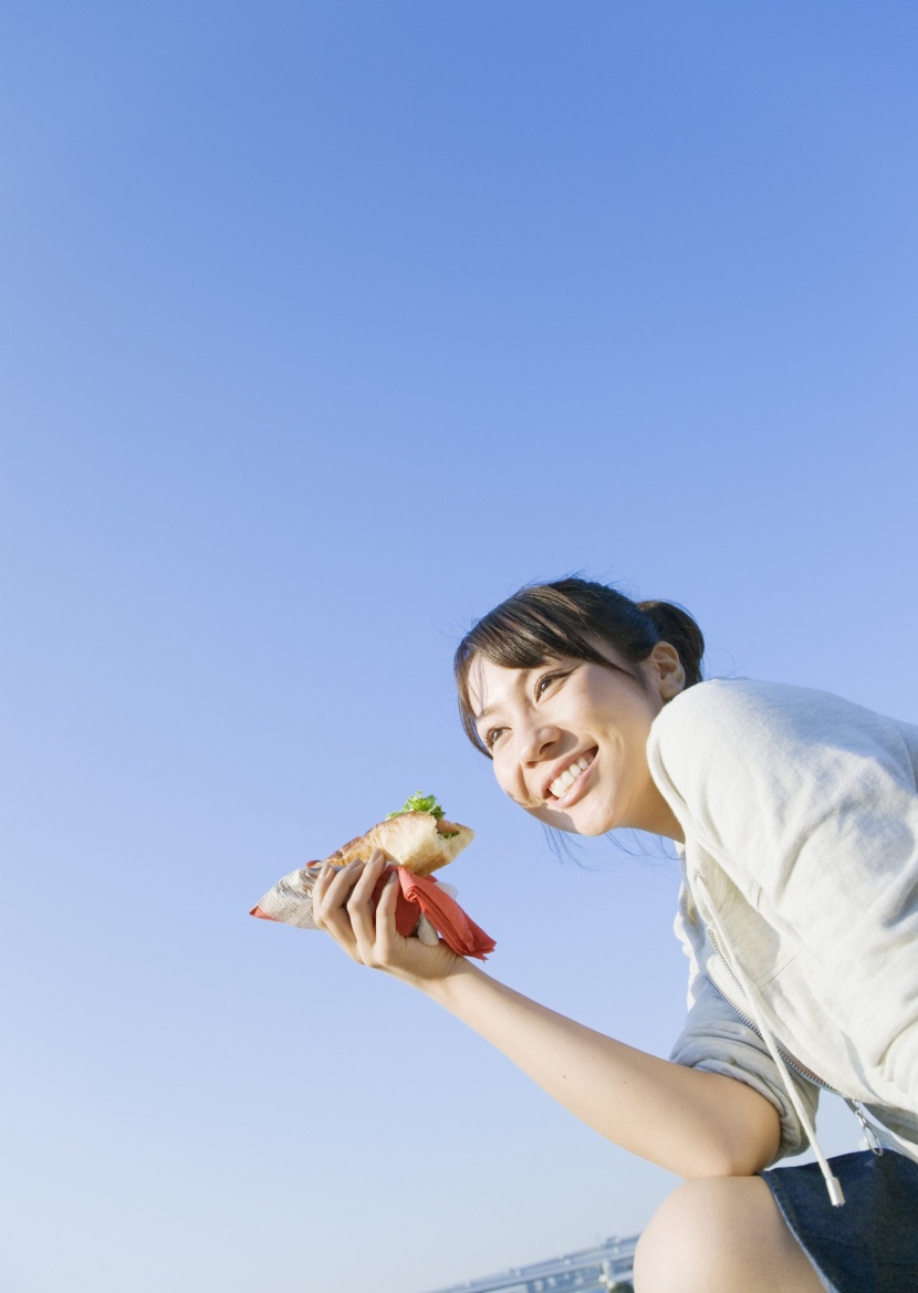 女孩假期品尝美食图片