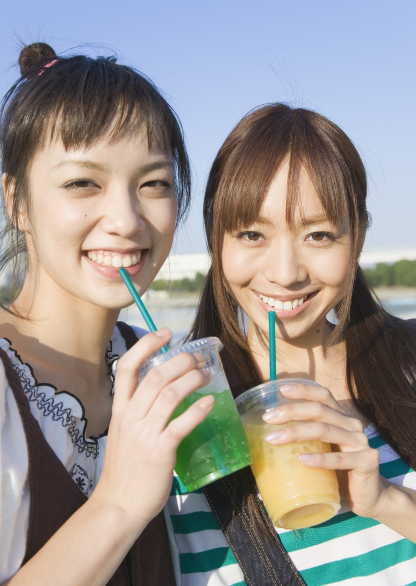 女孩假期品尝美食图片