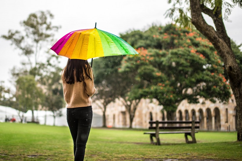 打着雨伞的人图片