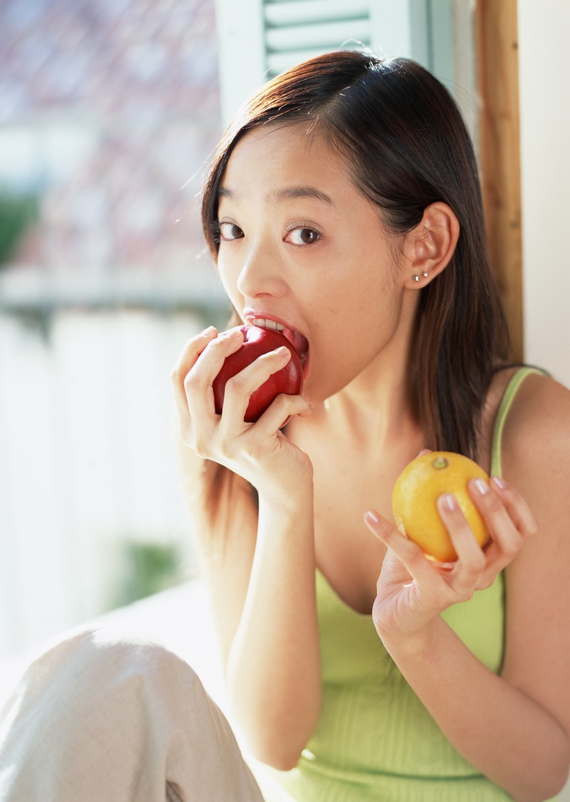 女性和食物水果图片