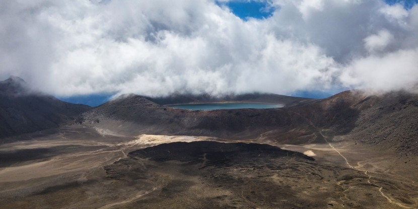 深邃的火山湖图片