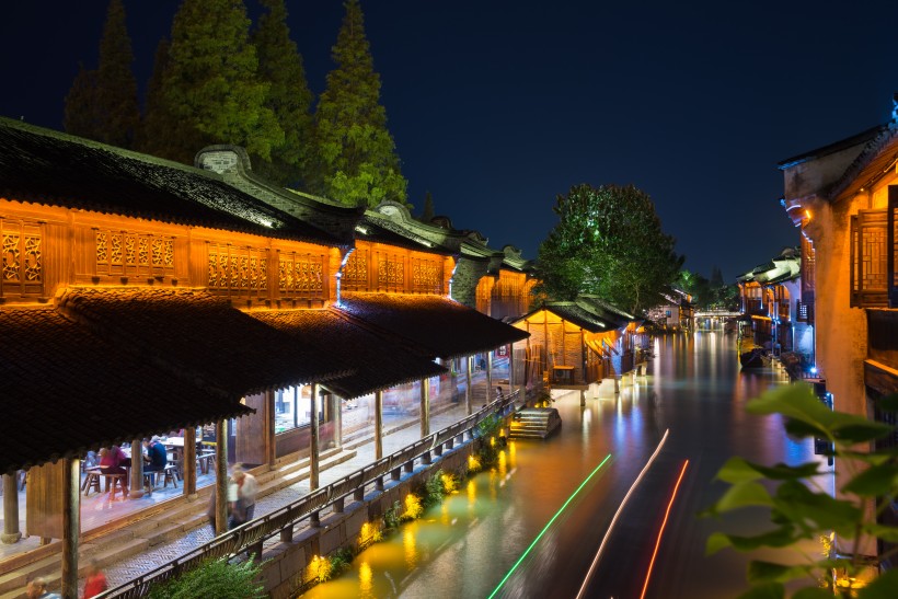 浙江乌镇五彩缤纷的夜景图片