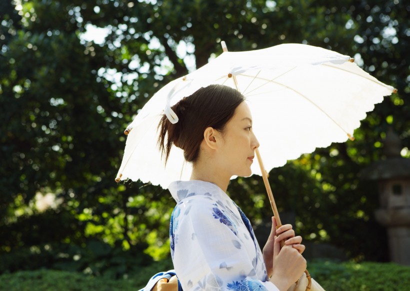 夏日里打傘的日本女人圖片