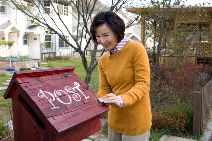 中年夫妇户外休闲图片