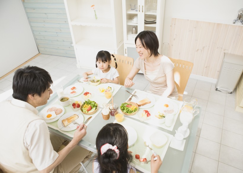 家人餐桌用餐图片