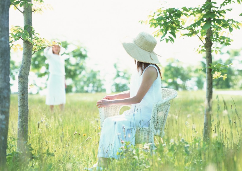 草地放松休閑女性圖片