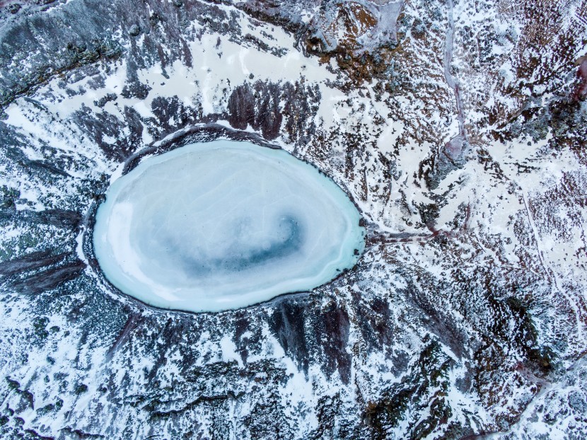 深邃的火山湖图片