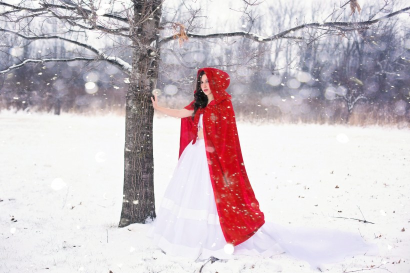 雪地里的美女图片