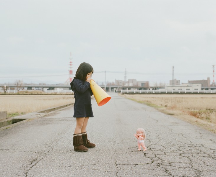 日本超萌小女孩公路攝影圖片