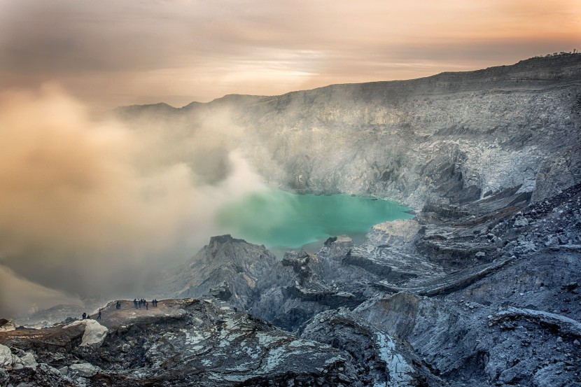 深邃的火山湖图片