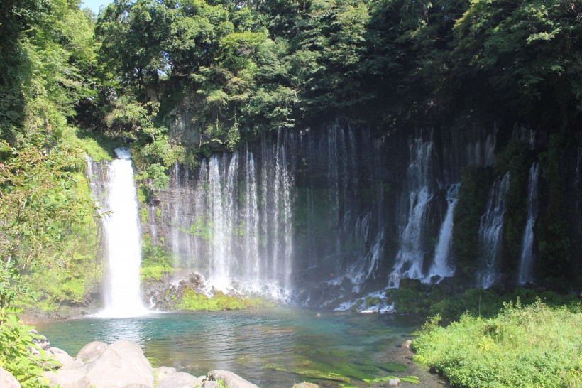 日本静冈县白丝瀑布风景图片