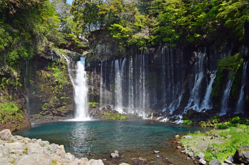 日本静冈县白丝瀑布风景图片