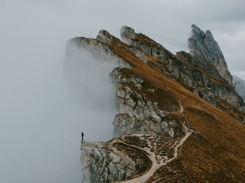 云霧繚繞的高山風(fēng)景圖片