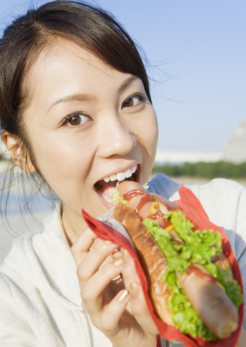 女孩假期品尝美食图片