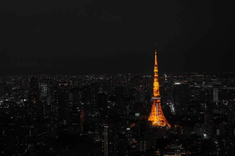 黑夜里發(fā)光發(fā)亮的日本東京塔圖片