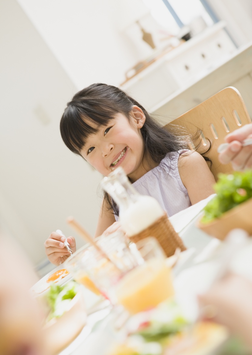 家人餐桌用餐圖片