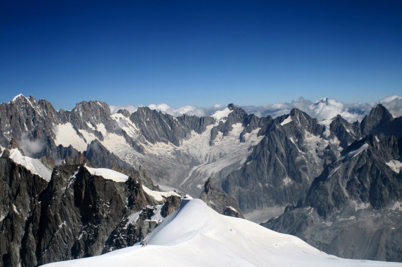 法国勃朗峰一片雪白的冬季风景图片