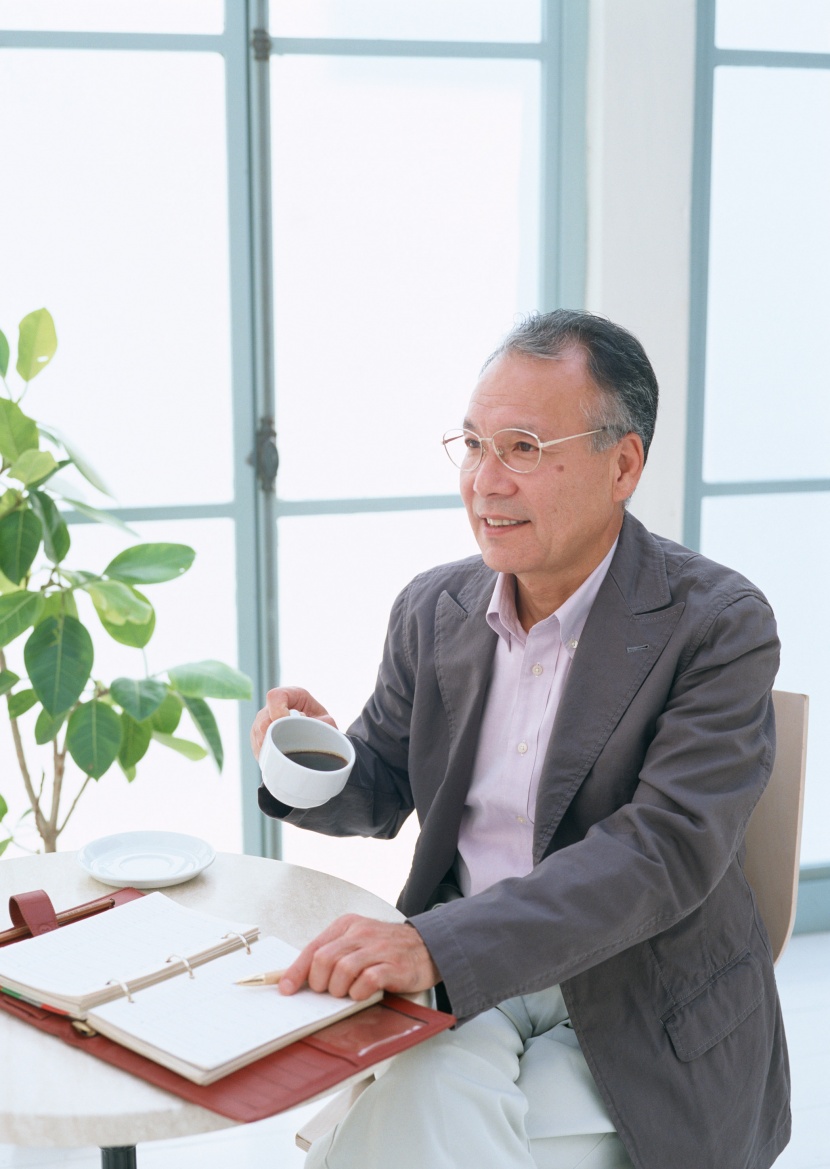 老年人读书看报图片