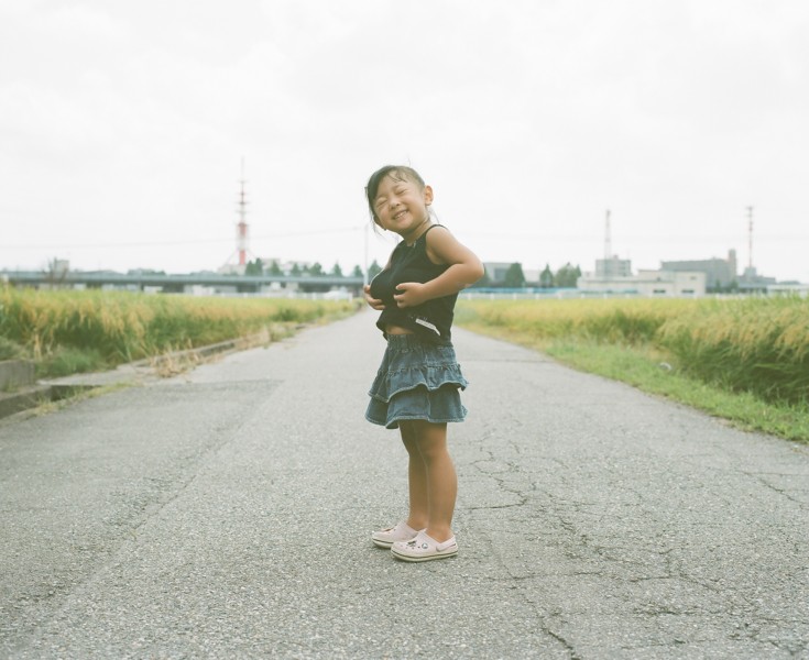 日本超萌小女孩公路攝影圖片