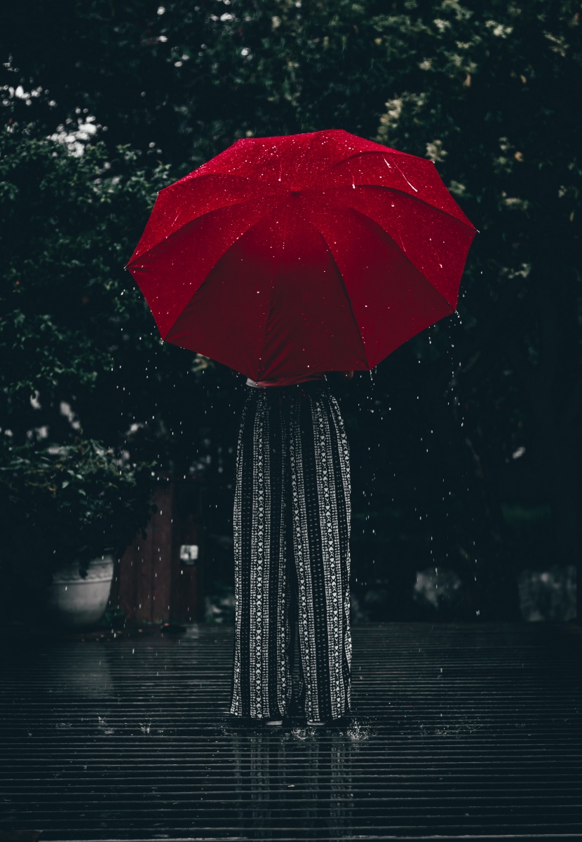 撐著雨傘的人圖片