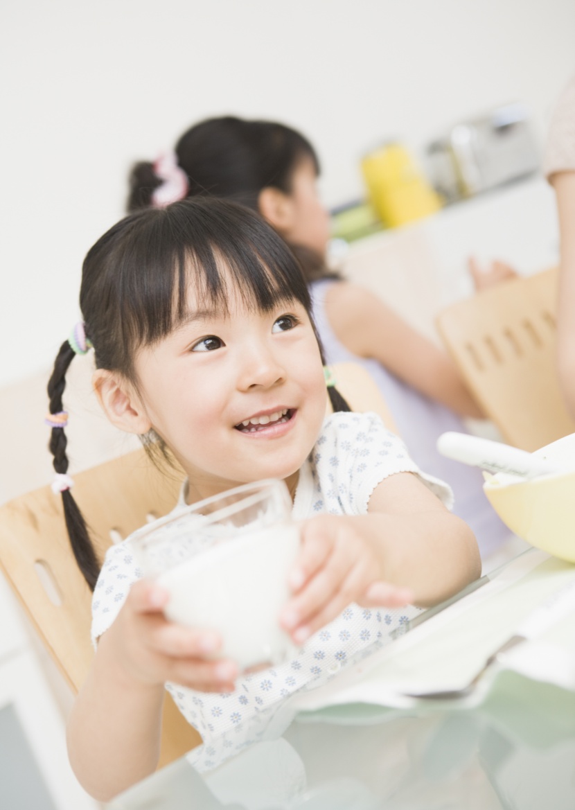 家人餐桌用餐图片