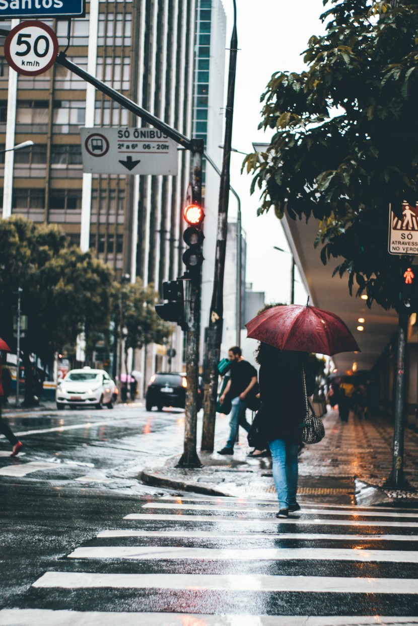 雨中的人物圖片