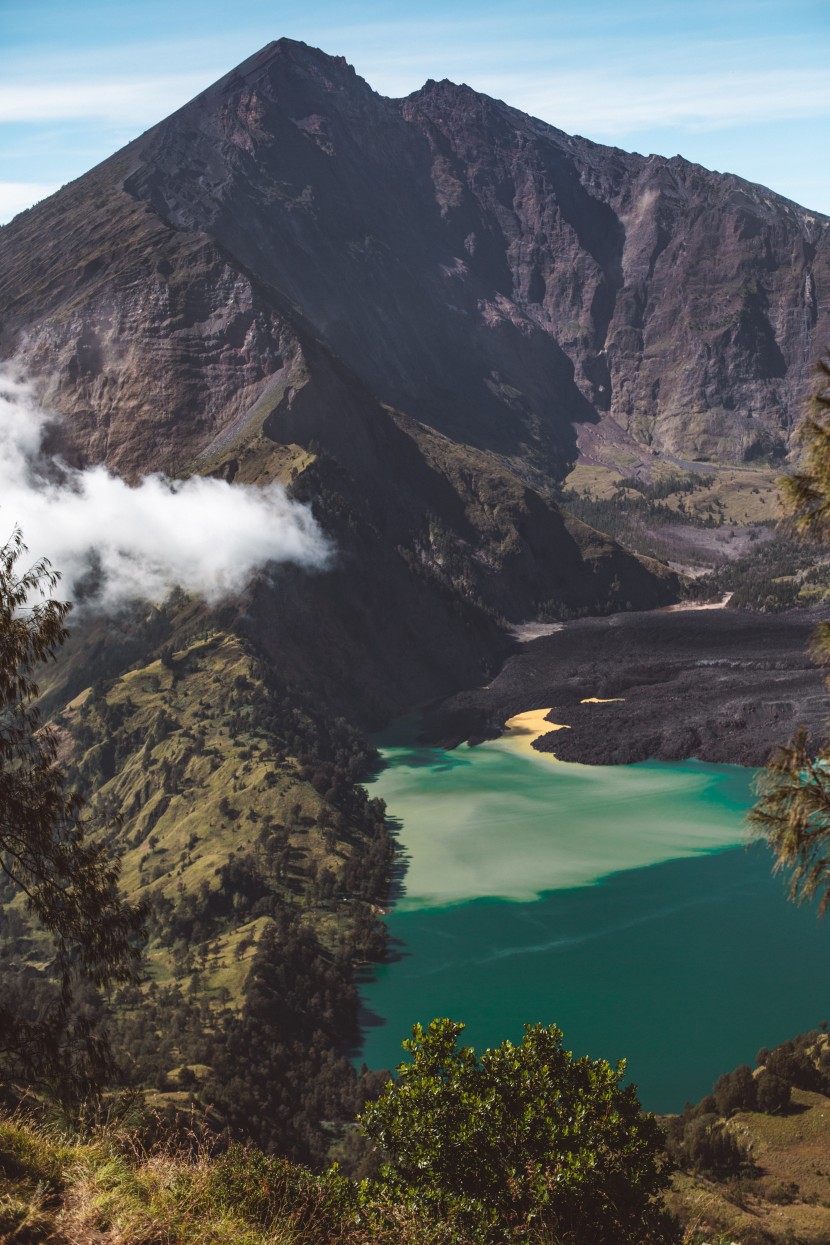 深邃的火山湖图片