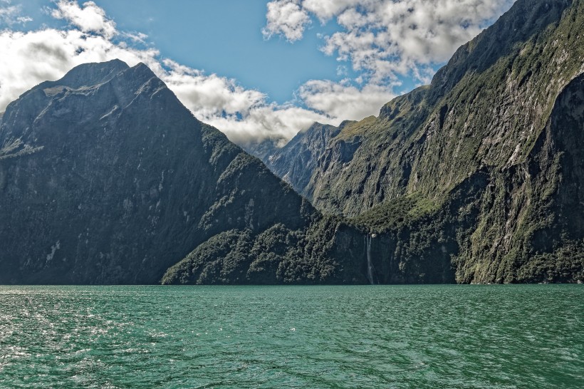 新西兰米尔福德峡湾自然风景图片