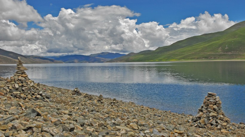 西藏干净清澈的羊卓雍措湖自然风景图片