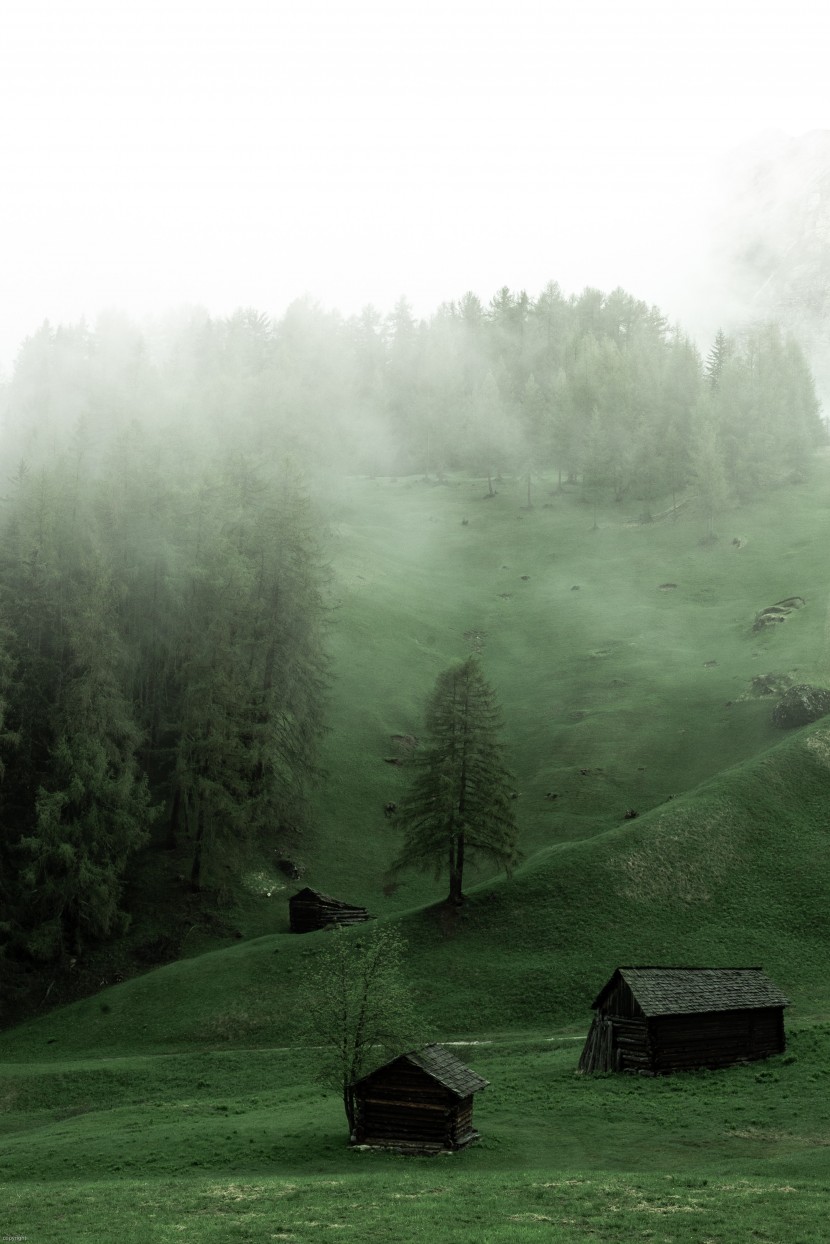 云霧繚繞的高山風(fēng)景圖片