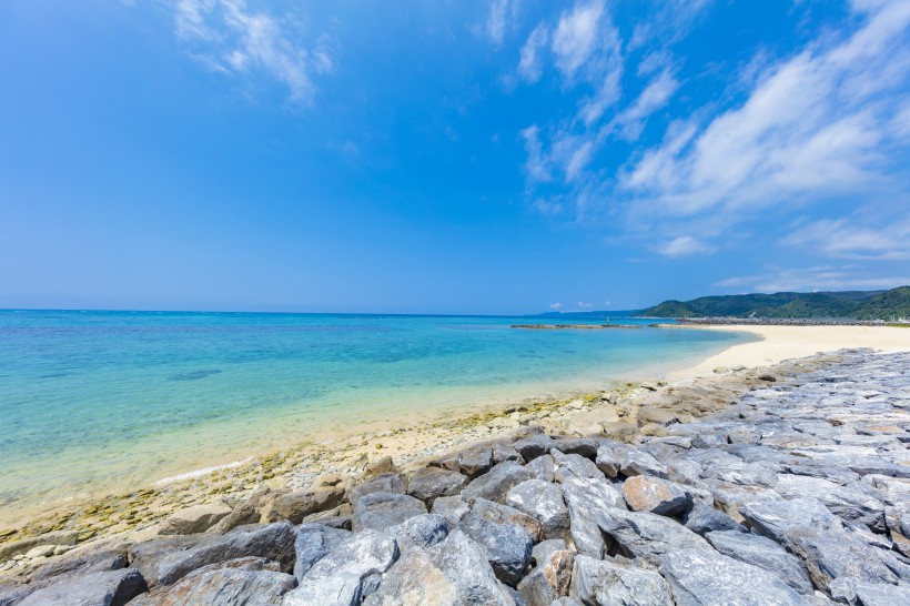 日本冲绳清澈的海水风景图片