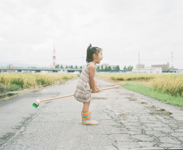 日本超萌小女孩公路攝影圖片