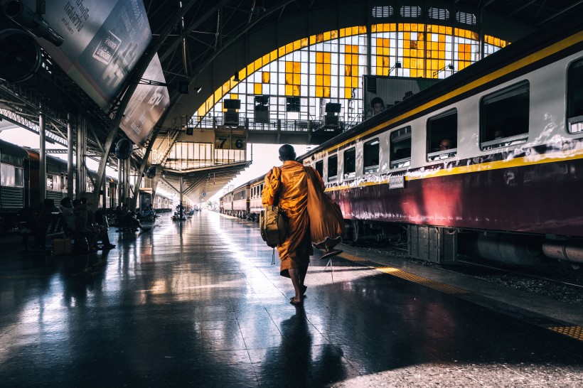 人来人往的地铁站图片