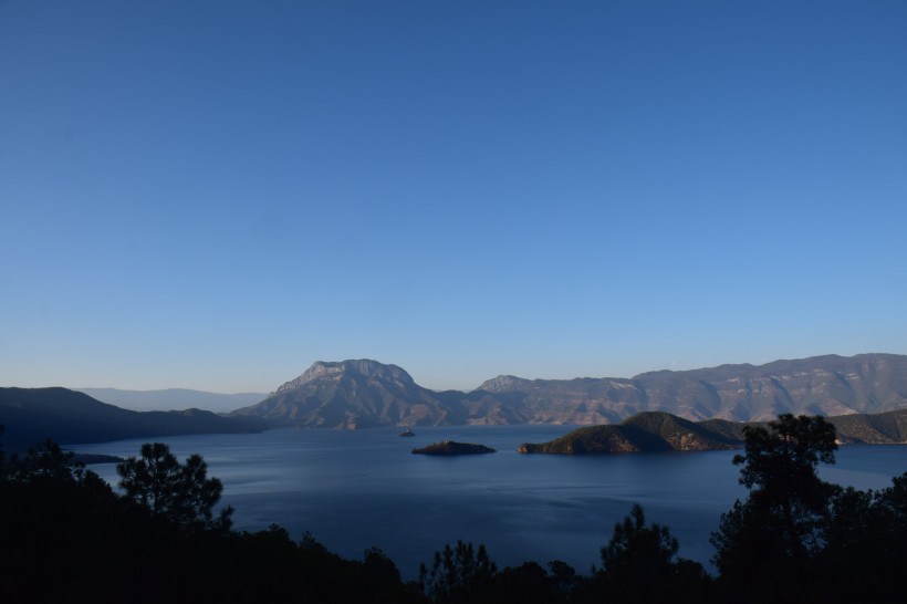 云南优美的泸沽湖风景图片