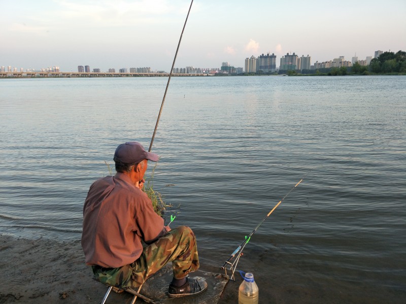 休閑釣魚(yú)的人圖片