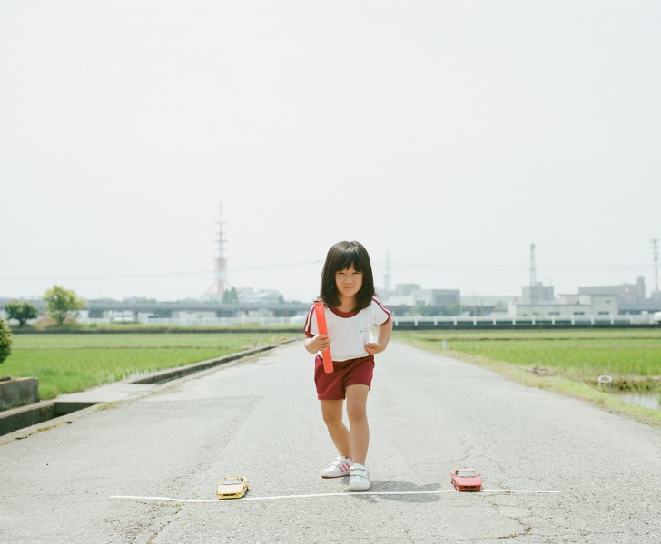 日本超萌小女孩公路攝影圖片