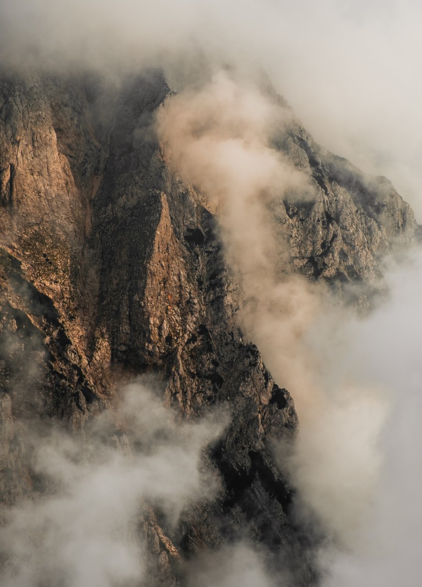 云霧繚繞的高山風(fēng)景圖片