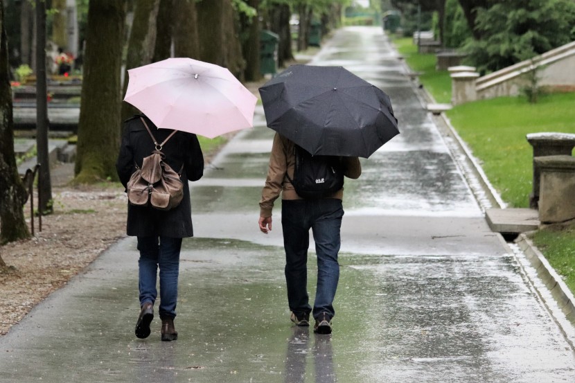 雨中的人物图片