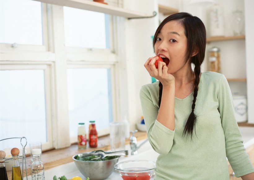 女性和食物水果圖片