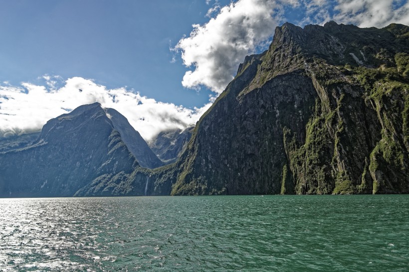 新西兰南岛米尔福德峡湾自然风景图片