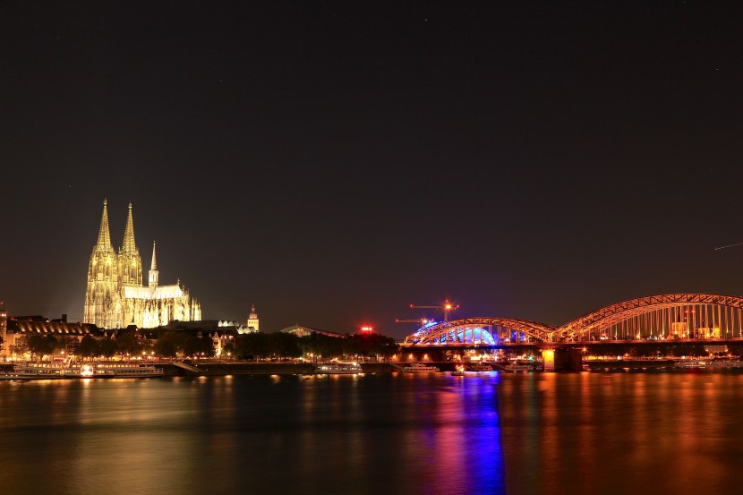 夜晚的科隆霍亨索伦桥图片