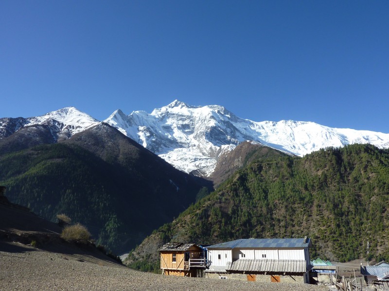 宏伟纯净的尼泊尔雪山风景图片